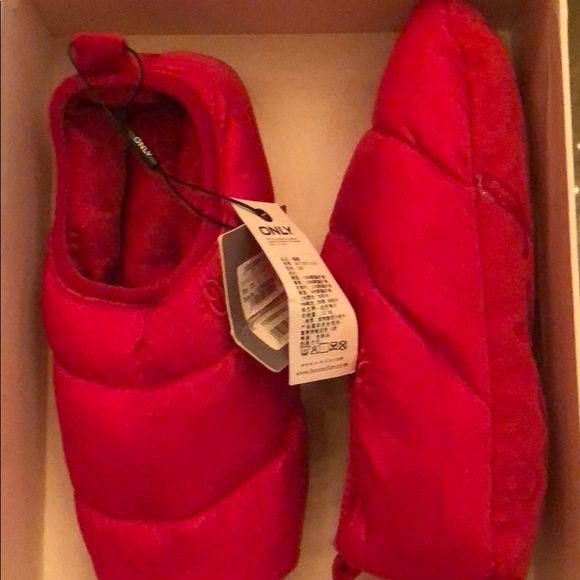 Slippers - Picture 2 of 3